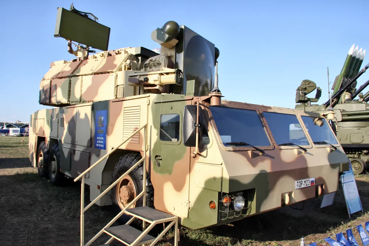 Боевая машина зенитного ракетного комплекса «Тор-М2» с поднятой антенной обнаружения — техника расчётов ПВО